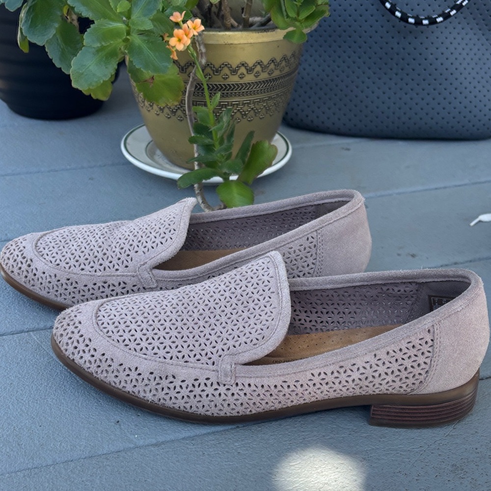 🌻Clarks Women's Perforated Slip-On Loafers in Light Mauve